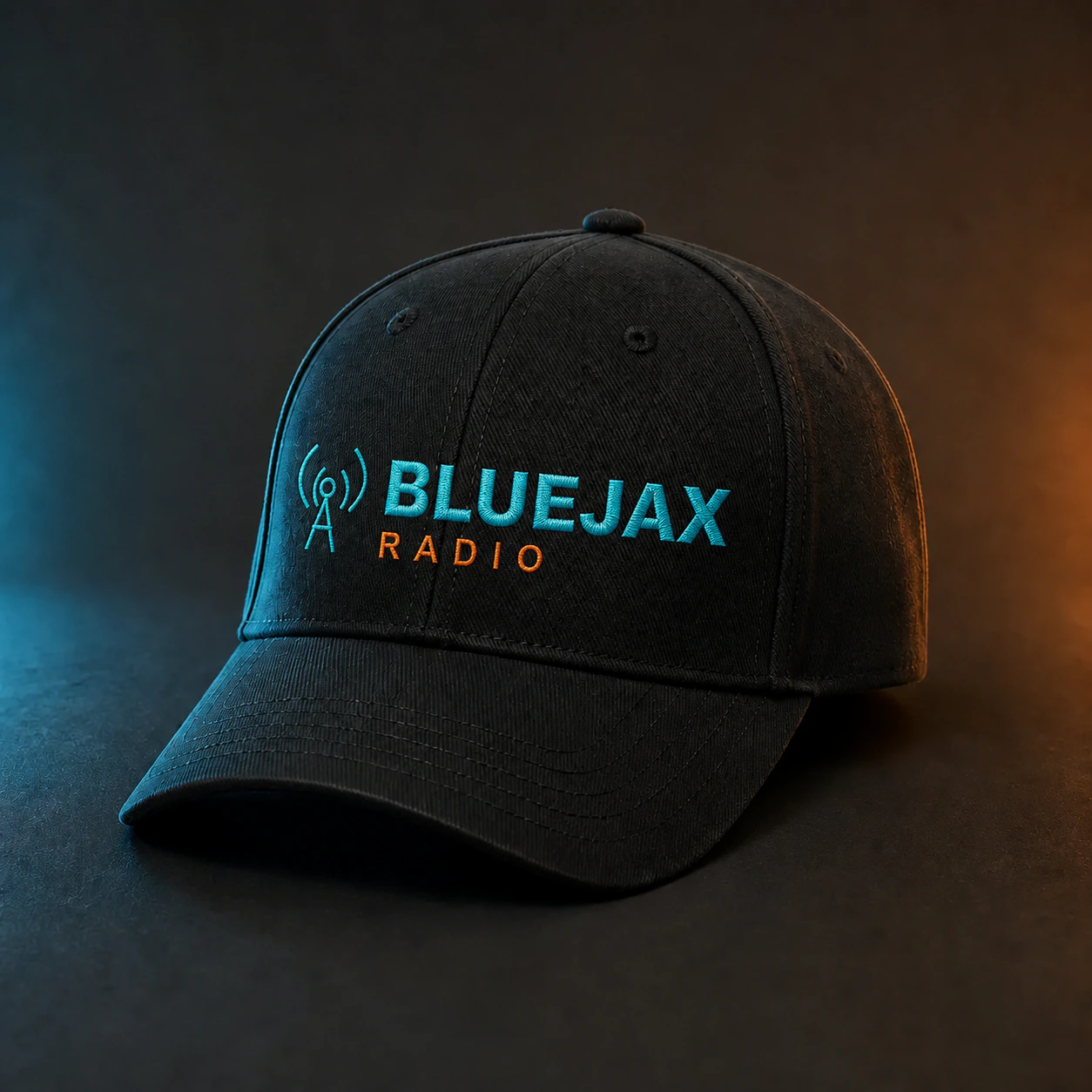 Vista frontal de gorra negra BlueJax Radio