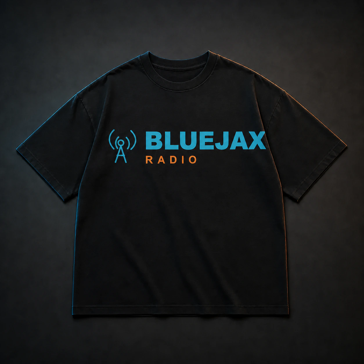 Vista frontal de playera negra BlueJax Radio