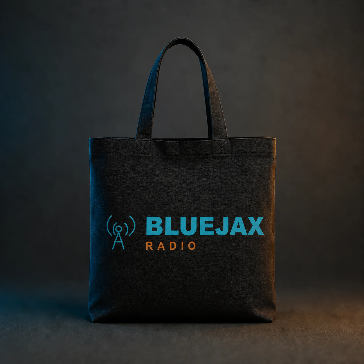 Vista frontal de bolsa de lona negra BlueJax Radio